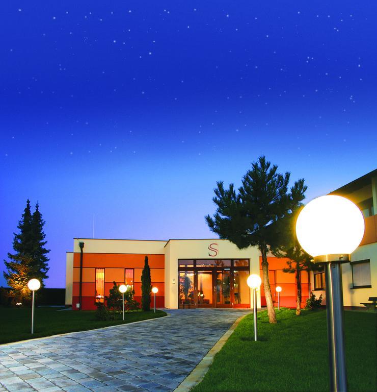 Hotel Garni Steinfeld Wiener Neustadt Ngoại thất bức ảnh