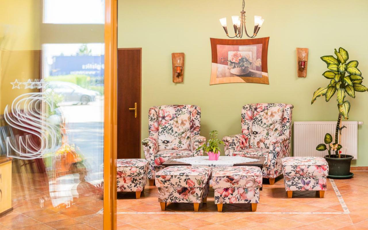 Hotel Garni Steinfeld Wiener Neustadt Ngoại thất bức ảnh